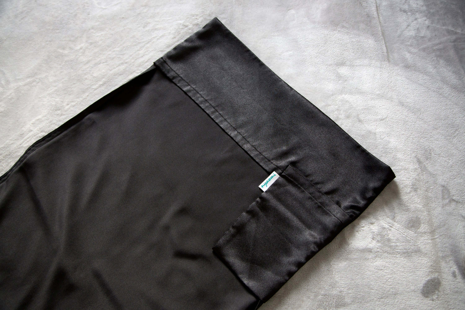 Jovés Black - Satin pillowcase with an interior pocket